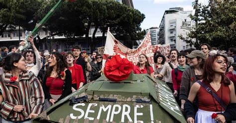 Porto Celebra 51 Anos do 25 de Abril com Música, Homenagens e Desfile