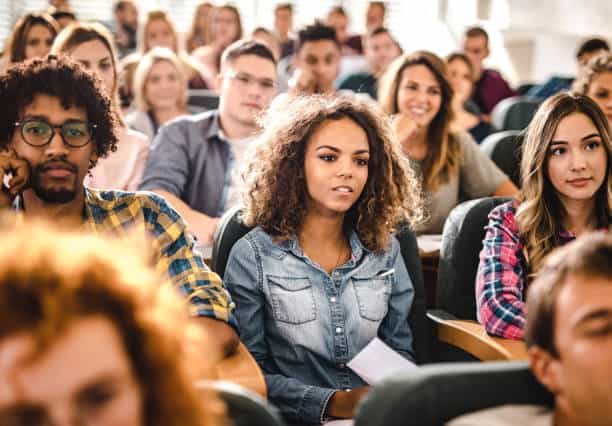 Maioria dos universitários do Porto pondera emigrar após terminar o curso - estudo